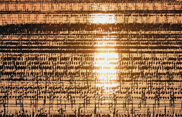 부산 가덕도 눌차대교 인근에서 바라본 굴 양식장이 일출에 붉게 타오르고 있다.