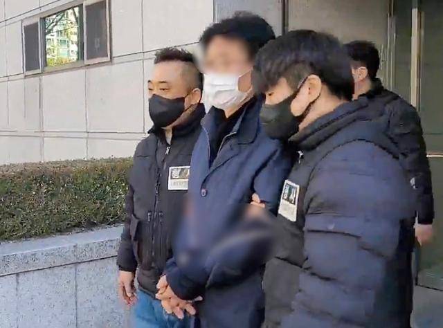 이재명 더불어민주당 대표를 흉기로 습격한 피의자 김모씨가 4일 부산 연제구 부산지방법원에서 열린 구속 전 피의자 심문(영장실질심사)을 마치고 법원을 나서고 있다. 경찰은 8일 김씨를 도운 것으로 추정되는 70대 남성을 긴급 체포했다. 부산=뉴스1