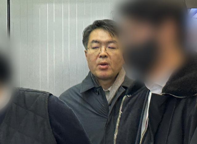 8일 오후 대전 서구 둔산동 대전지법에서 문재인 정부 당시 국토교통부 1차관으로 재직하며 부동산 통계를 조작한 혐의를 받는 윤성원 전 차관이 구속 전 피의자 심문(영장실질심사)을 받기 위해 엘리베이터를 타고 법정으로 이동하고 있다. 뉴시스