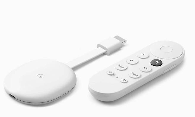 크롬캐스트 4세대와 같은 동글을 활용하면 구형 TV를 최신 스마트TV처럼 활용할 수 있다 / 출처=구글