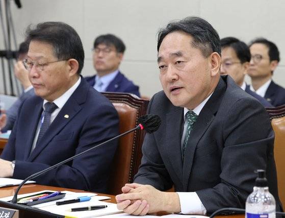 김태현 국민연금공단 이사장이 지난해 10월 서울 여의도 국회에서 열린 보건복지위원회의 국민연금공단, 한국사회보장정보원에 대한 국정감사에서 의원들의 질의에 답변하고 있다. 뉴스1