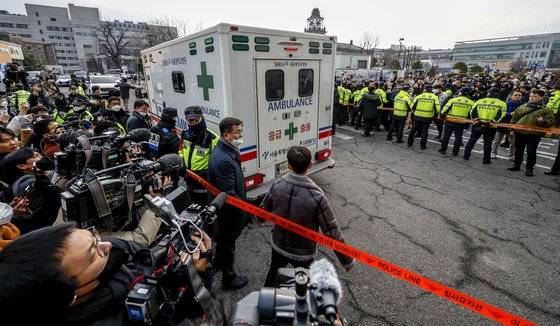 이재명 더불어민주당 대표 탄 구급차가 2일 서울 종로구 서울대병원으로 들어오고 있다. 이 대표는 이날 오전 부산 가덕신공항 건설 예정지 현장방문 도중 흉기 피습 당했다. 뉴시스