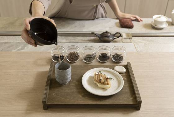 티 오마카세 전문점 ‘코코시에나’에서 겨울 메뉴로 준비한 코스 중 홍도라지 차와 카나페. 김상선 기자