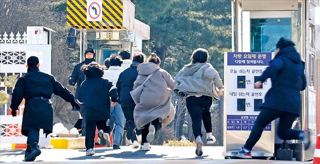 지난 6일 한국대학생진보연합 소속 학생들이 서울 용산 대통령실 앞 검문소를 넘어 대통령실로 진입하기 위해 달려가고 있다. 경찰은 현장을 점거하고 진입을 시도한 대진연 소속 20명을 현행범으로 체포했다.  뉴시스 제공