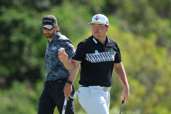 Im Sung-jae, right, waves after making a putt for birdie on the 18th green, for a record 34 birdies in a 72-hole event, during the final round of The Sentry at Plantation Course at Kapalua Golf Club in Kapalua, Hawaii on Sunday. [GETTY IMAGES]