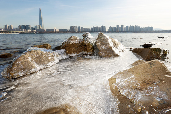 Part of the Han River near Ttukseom Hangang Park in Gwangjin District, eastern Seoul, freezes as a cold wave swept through the capital on Monday. Morning lows in Seoul on the same day dipped to as low as minus 10 degrees Celsius (14 degrees Fahrenheit). According to the Korea Meteorological Administration, heavy snow and rain are forecast to batter the peninsula on Tuesday, with heavy snow watch expected to be issued for Tuesday morning in the greater Seoul area and parts of Gangwon. Rain or snow will fall nationwide by Tuesday night. [NEWS1]