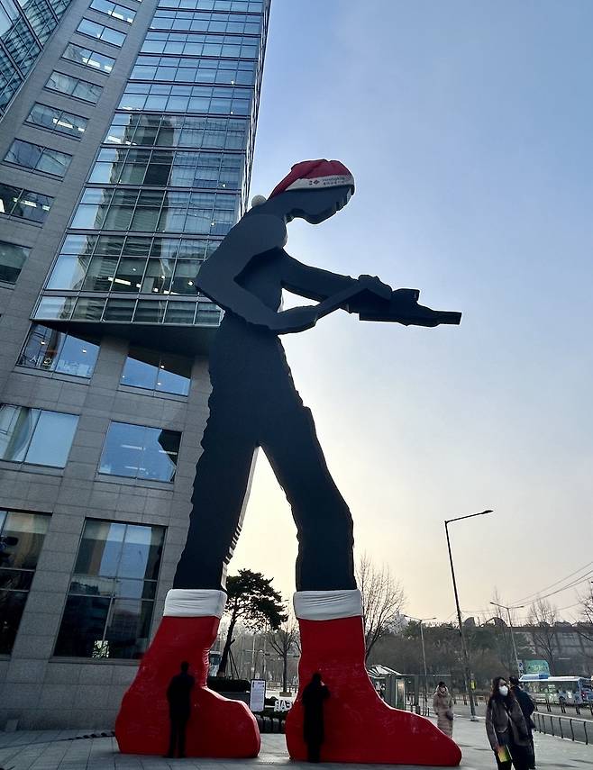 태광그룹 세화미술관 앞 헤어링맨 양말에 시민들이 새해 소원을 적고 있다. [태광그룹 제공]