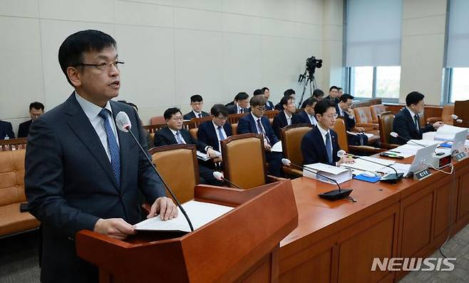 [서울=뉴시스] 고범준 기자 = 최상목 경제부총리 겸 기획재정부 장관이 8일 오전 서울 여의도 국회에서 열린 기획재정위원회 전체회의에서 현안보고를 하고 있다. 2024.01.08. bjko@newsis.com