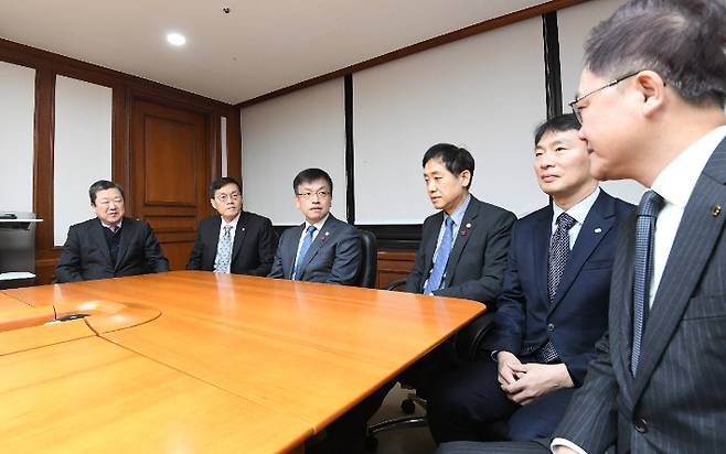 8일 한국수출입은행에서 태영건설 워크아웃 신청 이후 최근 진행 상황 논의를 위한 '거시경제·금융 현안 간담회'가 열렸다. (왼쪽부터) 박춘섭 대통령실 경제수석, 이창용 한국은행 총재, 최상목 경제부총리 겸 기획재정부 장관, 김주현 금융위원장, 이복현 금융감독원장, 강석훈 한국산업은행 회장. 기재부 제공