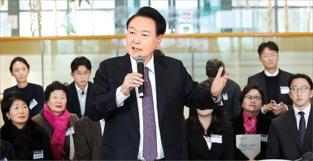 윤석열 대통령이 4일 경기 용인 중소기업인력개발원에서 열린 ‘국민과 함께하는 민생토론회’에서 모두발언을 하고 있다. 윤 대통령은 “올해 업무보고는 부처 칸막이를 없애고 과제·주제별로 전국 민생 현장을 찾아 토론하는 자리로 만들겠다”고 밝혔다. 대통령실