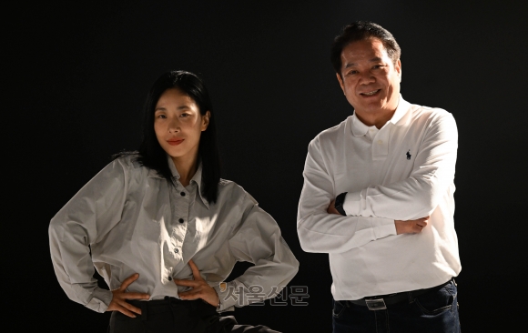 지난 4일 서울 성동구 원밀리언 댄스 스튜디오에서 수석 안무가 리아킴(왼쪽)과 최대호 안양시장이 인터뷰에 앞서 포즈를 취하고 있다. 홍윤기 기자