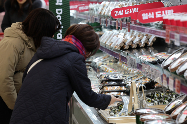 서울 시내 한 대형마트에서 소비자들이 자체브랜드(PB) 도시락을 고르고 있다. 연합뉴스