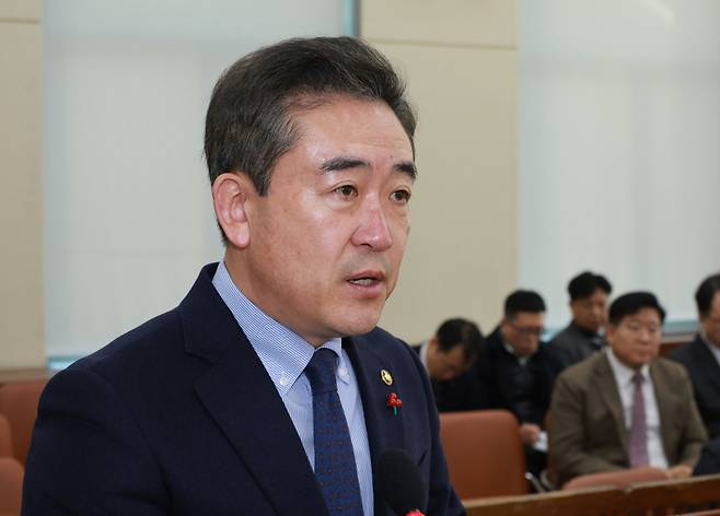 윤희근 경찰청장이 8일 오전 국회에서 열린 행정안전위원회 전체회의에서 이재명 더불어민주당 대표 피습 관련 보고를 하고 있다. ⓒ연합뉴스