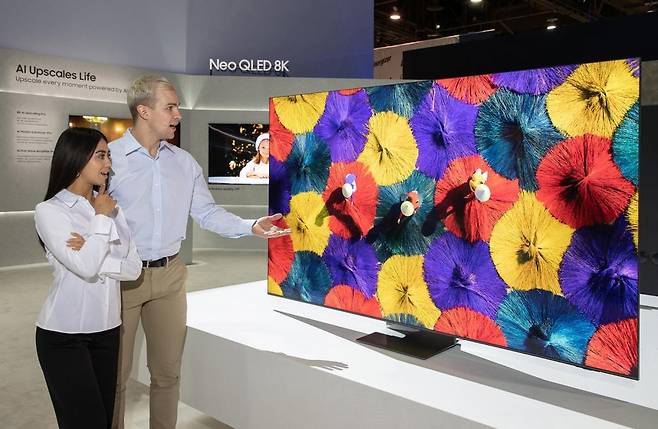 삼성전자 네오 QLED 8K TV (라스베이거스=연합뉴스) CES 2024가 열리는 미국 라스베이거스 컨벤션 센터에 위치한 삼성전자 전시관에서 삼성전자 모델이 2024년형 Neo QLED 8K를 소개하는 모습. 2024.1.8. [삼성전자 제공. 재판매 및 DB 금지]