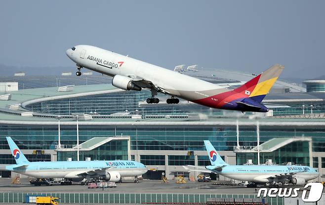 26일 오후 인천국제공항 계류장에 대한항공과 아시아나항공의 항공기가 지나고 있다.  2023.12.26/뉴스1 ⓒ News1 박정호 기자