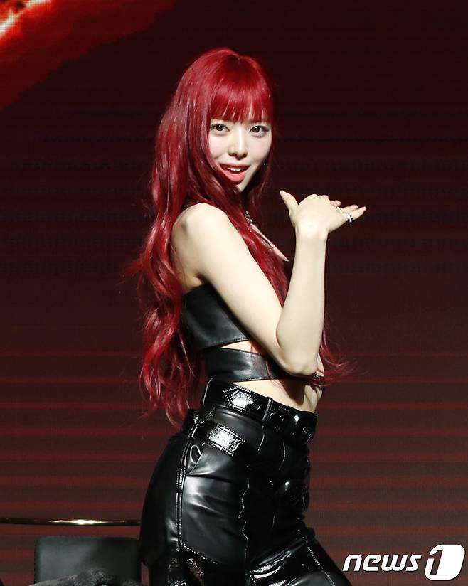 있지 유나가 8일 서울 영등포구 콘래드 호텔에서 가진 새 미니 앨범 '본 투 비(BORN TO BE)' 발매 기념 기자간담회에서 신곡 포인트 안무를 선보이고 있다. ⓒ News1 권현진 기자