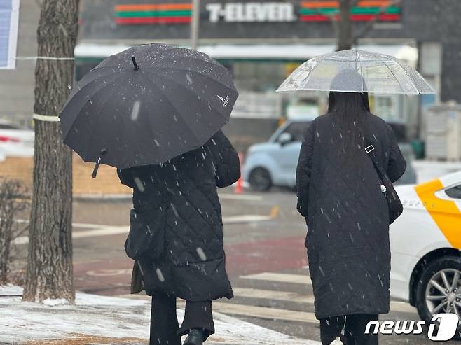 9일 오전 9시쯤 인천시 남동구 인천시청 앞 시민들이 우산을 쓰고 발걸음을 옮기고 있다. 같은시각 옹진군을 제외한 인천에는 대설주의보가 내려졌다.2024.1.9 ⓒ News1 박소영 기자