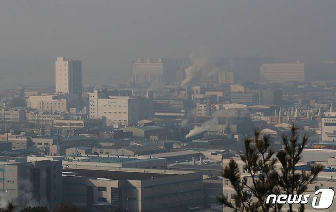 경기 안산시 단원구 안산스마트허브 전망대에서 바라본 반월특수국가산업단지가 뿌연 모습을 보이고 있다. 기사 내용과 관련 없음. /뉴스1 ⓒ News1 김영운 기자