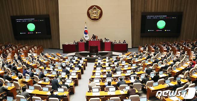 9일 오후 서울 여의도 국회 본회의장에서 열린 제411회 국회(임시회) 제4차 본회의. 2024.1.9/뉴스1 ⓒ News1 이승배 기자