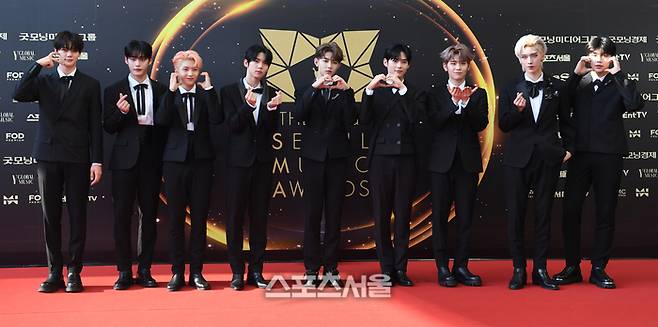 제로베이스원(ZEROBASEONE)이 2일 태국 방콕 라자망갈라 국립경기장에서 열린 ‘제33회 서울가요대상’ 시상식(주최 스포츠서울, 주관 서울가요대상 조직위원회)에 앞서 레드카펫 위에서 취재진을 향해 포즈를 취하고 있다. 2024. 1. 2.  방콕(태국) | 박진업기자 upandup@sportsseul.comrtsseul.com