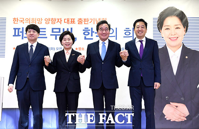 이준석 전 국민의힘 대표와 양향자 한국의희망 대표, 이낙연 전 더불어민주당 대표, 금태섭 새로운선택 공동대표(왼쪽부터)가 9일 오전 서울 여의도 국회에서 열린 양 대표 출판기념회에서 기념촬영을 하고 있다. /국회=남용희 기자