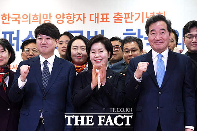 이준석 전 국민의힘 대표와 양향자 한국의희망 대표, 이낙연 전 더불어민주당 대표(왼쪽부터)가 9일 국회에서 열린 양향자 한국의희망 대표 출판기념회에서 기념촬영을 하고 있다. /국회=남용희 기자