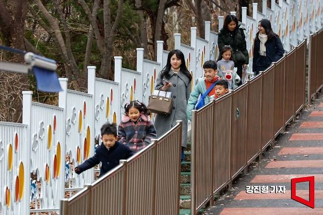 4일 서울 서초구 원명초등학교에서 열린 '신입생 예비소집'에서 예비 신입생들이 예비소집장으로 이동하고 있다. 사진=강진형 기자aymsdream@