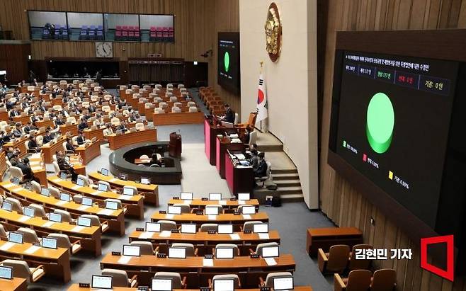9일 국회에서 열린 본회의에서 '10·29 이태원참사 피해자 권리보장과 진상규명 및 재발 방지를 위한 특별법안'이 통과되고 있다. 사진=김현민 기자 kimhyun81@