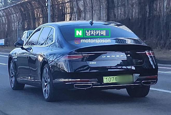 사진 : 연두색 번호판을 부착한 제네시스 G90 (출처=남차카페)