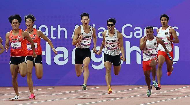 3일 중국 항저우 올림픽 스포츠센터에서 열린 2022 항저우 아시안게임 남자 400ｍ 계주 결선에서 고승환(가운데)이 마지막 주자로 질주하고 있다. /김동환 기자