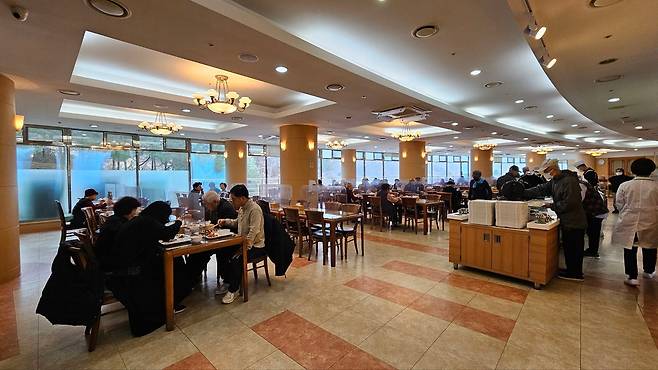 지난 4일 방문한 경기 가평군 설악면 '청심빌리지' 식당의 모습. 입주민들이 점심식사를 하고 있다./조은임 기자