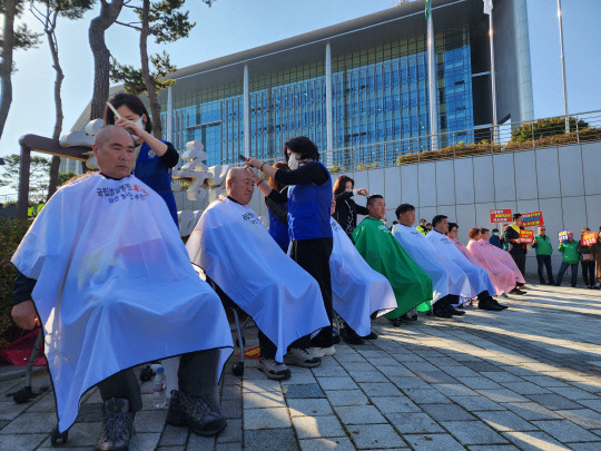 지난해 10월 23일 충남 아산시민들이 충남도청 앞에서 삭발식을 열며 국립경찰병원 분원 사업의 예타 면제를 요청했다. 사진=윤신영 기자