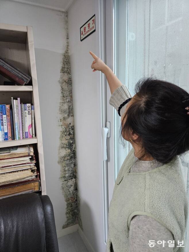 이달 3일 인천 서구의 한 iH(인천도시공사) 매입임대주택에서 입주민 A 씨가 거실 벽면에 핀 곰팡이를 가리키고 있다. 공승배 기자 ksb@donga.com