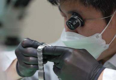 구구스 시계 감정사가 진가품을 감정하고 있다. 구구스 제공