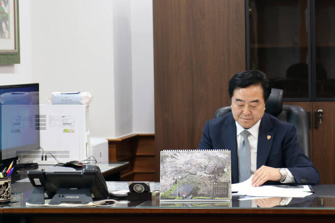 고창섭 충북대 총장은 한국교통대와의 대학명 통합 등의 과제를 구성원의 목소리를 반영해 풀어나갈 것이라고 밝혔다.
