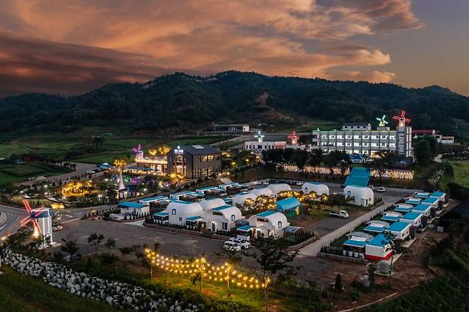 충남 공주시 신풍면 신정리 일대에 조성된 복합문화레저타운인 '힐스포레' 전경.