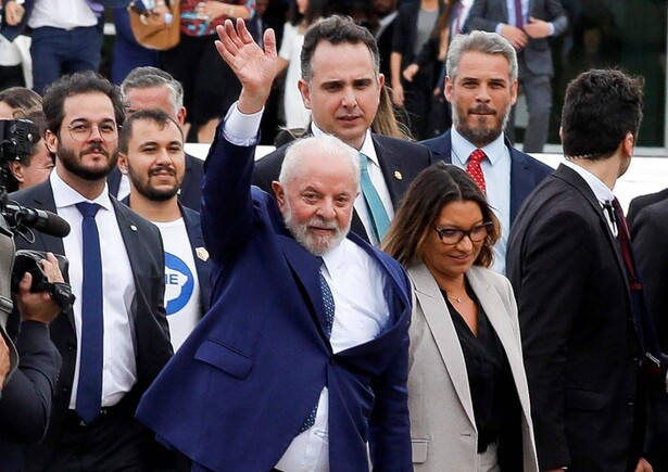 루이스 이나시우 룰라 다시우바 브라질 대통령이 8일 자이르 보우소나루 전 대통령 지지자들의 폭동 1년을 맞아 치른 행사에 참석한 뒤 손을 흔들며 나오고 있다. AFP 연합뉴스