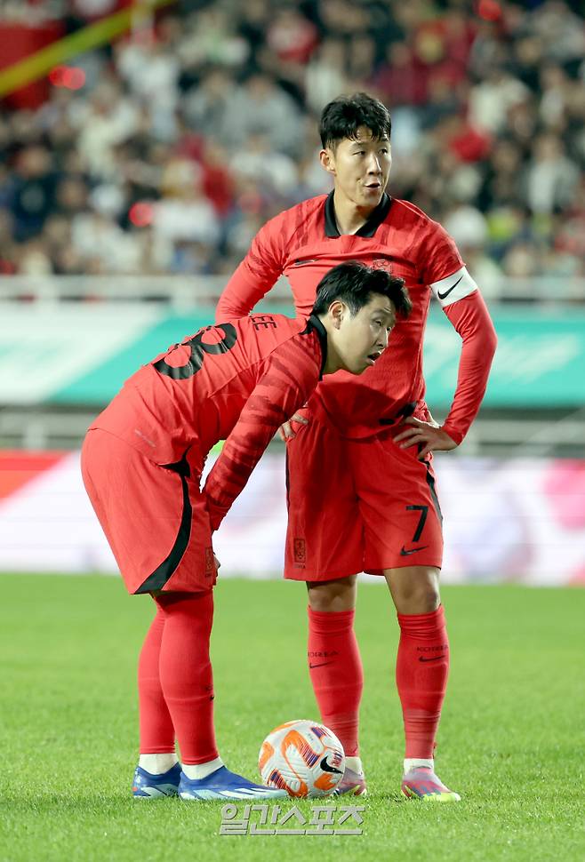 위르겐 클린스만 감독이 이끄는 대한민국 축구대표팀이 17일 오후 수원월드컵경기장에서 베트남 대표팀과 평가전을 펼쳤다. 손흥민 이강인이 프리킥을 앞두고 작전을 얘기 하고있다. 수원=정시종 기자 capa@edaily.co.kr /2023.10.17.