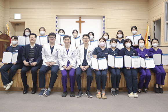 8일 에스포항병원 뇌졸중 전문간호사 교육 수료자들이 기념사진을 찍고 있다.  [사진=에스포항병원]