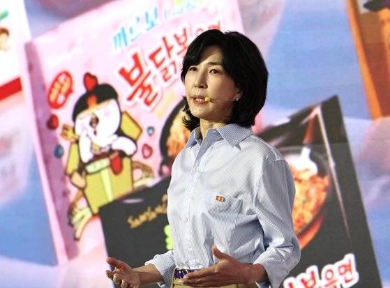 김정수 삼양라운드스퀘어 부회장이 지난해 9월 14일 오전 서울 종로구 누디트 익선에서 열린 ‘삼양라면 60주년 기념 비전선포식’에서 변경된 그룹 공식명칭을 소개하고 있다. 뉴스1