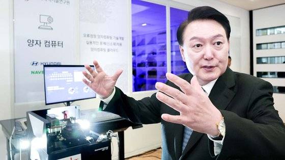 윤석열 대통령이 5일 서울 성북구 한국과학기술연구원(KIST)에서 열린 2024년 과학기술인·정보방송통신인 신년 인사회에 참석한 뒤 연구동에서 양자 컴퓨팅 관련 기술을 살펴보고 있다. 대통령실은 조만간 과학기술수석 인선을 발표할 방침이다. 사진 대통령실