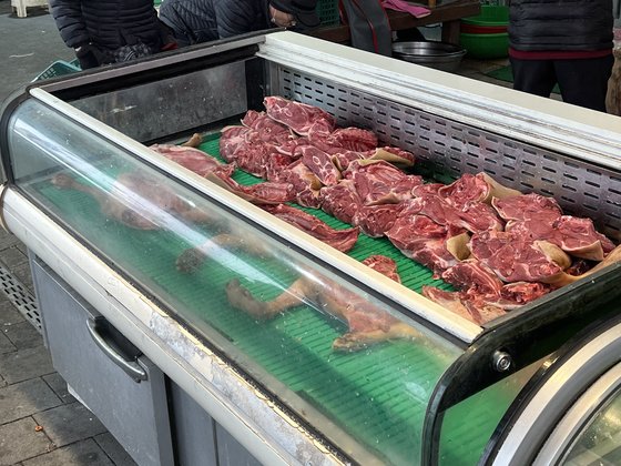 9일 오전 경기 성남시 모란시장 한 상점 앞 냉장고에 개고기가 진열돼 있다. 이보람 기자