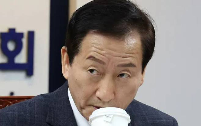 Ryu Hee-rim, chairman of the Korea Communications Commission, has a drink while attending the first plenary meeting of the 2024 Commission at the Korea Broadcasting Corporation in Mokdong, Seoul, on Monday afternoon. Yonhap