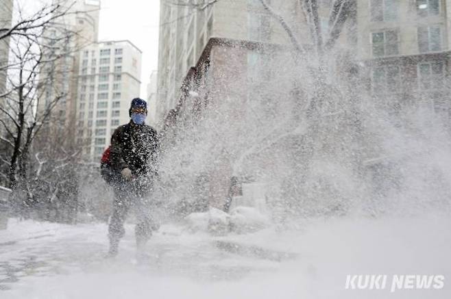 수도권에 대설주의보가 발효된 지난해 1월26일 서울 시내 한 아파트에서 관계자가 제설작업을 하고 있다. 사진=박효상 기자