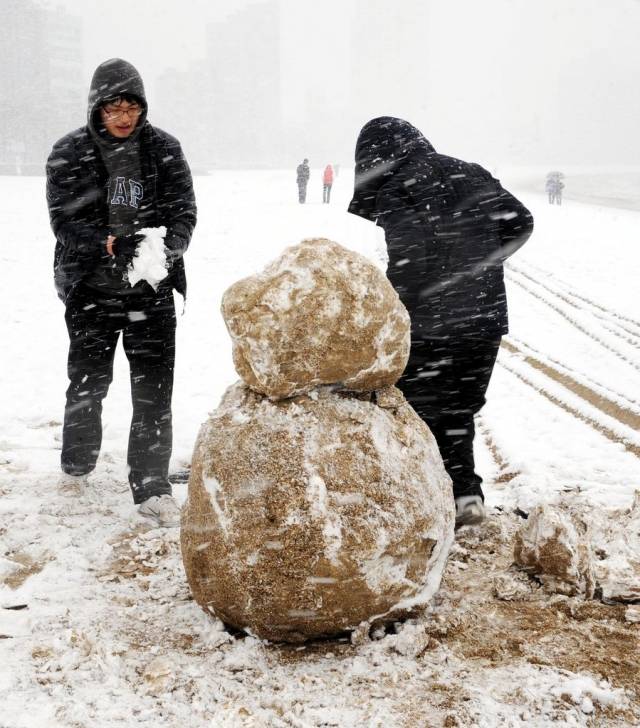 부산에서 시민 2명이 만든 눈사람. 연합뉴스