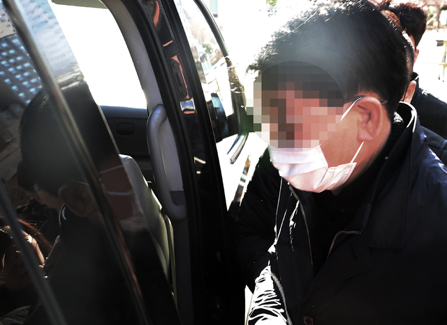 더불어민주당 이재명 대표를 흉기로 찌른 혐의를 받고 있는 김모씨가 지난 4일 오후 부산 연제구 부산지방법원에서 열린 구속 전 피의자심문(영장실질심사)를 마친 뒤 호송차에 타고 있다. 연합뉴스
