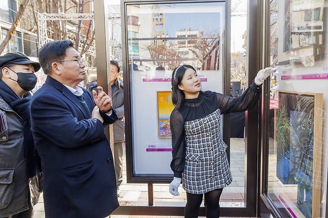 박강수 마포구청장이 레드로드 갤러리에 전시된 작품 설명을 듣고 있다. [마포구 제공]