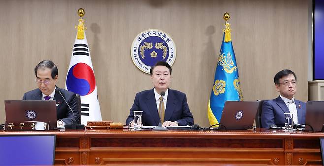 윤석열 대통령이 9일 서울 용산 대통령실 청사에서 열린 국무회의에서 발언하고 있다. [연합]