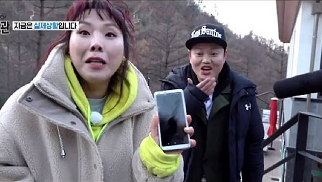 개그우먼 신봉선씨가 과거 한 예능 촬영 중 50m 아래로 떨어뜨린 LG 스마트폰 LG G6. 깨진 곳 없이 멀쩡하게 발견돼 누리꾼들 사이에서 화제가 됐다. [채널A 방송화면 캡처]