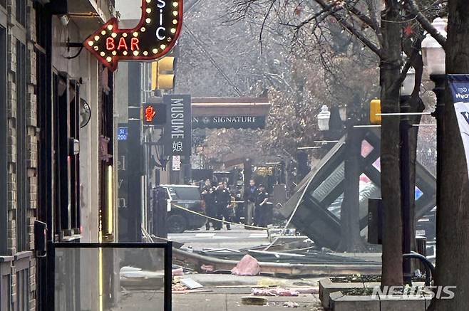 [포트워스=AP/뉴시스] 8일(현지시간) 미국 텍사스주 포트워스 샌드맨 시그니처 호텔에서 폭발 사고가 발생해 경찰이 현장을 통제하고 있다. 2024.01.09.